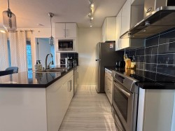1002-689 Abbott Street Vancouver, BC V6B 0J2