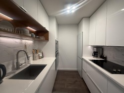102-985 10th Avenue WVancouver, BC V5Z 1L9