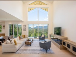 9333 Warbler Way Whistler, BC V8E 1M1