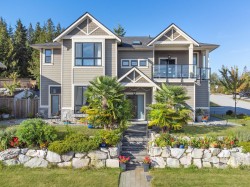 5950 Compass Lane Sechelt, BC V7Z 0V1