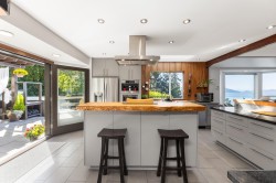 350 Bayview Place Lions Bay, BC V0N 2E0