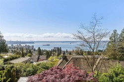 2440 Queens Avenue  West Vancouver, BC V7V 2Y6