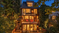 2069 Westview Drive  North Vancouver, BC V7M 3B1