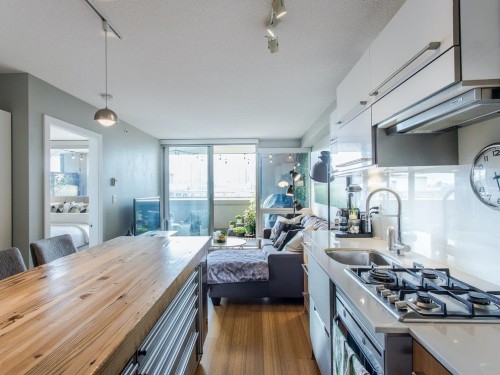 605-718 Main Street , Vancouver, BC V6A 0B1 2