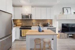 208-200 Nelson's Crescent New Westminster, BC V3L 0H4