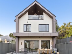 2-1986 8th Avenue E Vancouver, BC V5N 1V1
