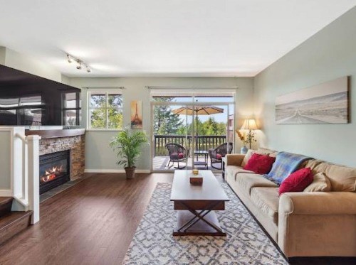 320 Decaire Street , Coquitlam, BC V3K 7C3 2