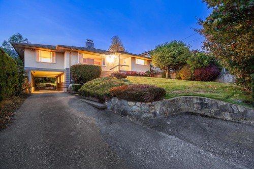 2265 Inglewood Avenue  West Vancouver, BC V7V 1Z7
