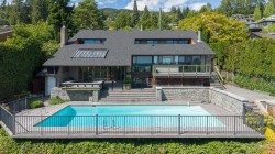 2370 Queens Avenue West Vancouver, BC V7V 2Y6