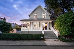 109 Oakland Street New Westminster, BC V3L 1P5