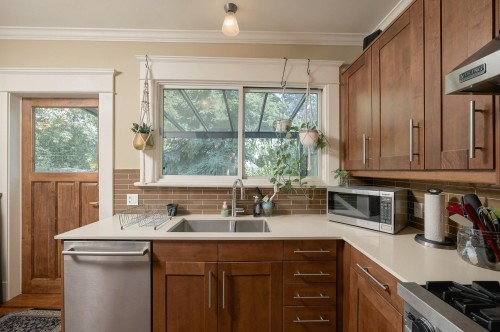 1761 4Th Avenue E, Vancouver, BC 