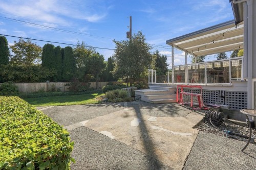 4027 Sunnycrest Drive , North Vancouver, BC V7R 3E3 2
