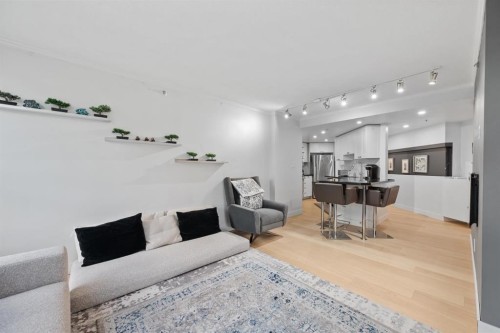 70X-1050 Burrard Street , Vancouver, BC V6Z 2S3 5