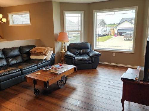 5109 60 Avenue, Elk Point, AB - Indoor Photo Showing Living Room