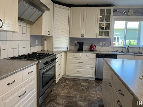 4826 52 Avenue, Elk Point, AB - Indoor Photo Showing Kitchen With Double Sink With Upgraded Kitchen
