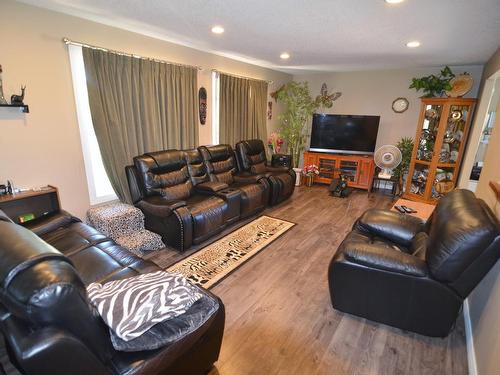 59225 Rge Rd 31, Rural Barrhead County, AB - Indoor Photo Showing Living Room