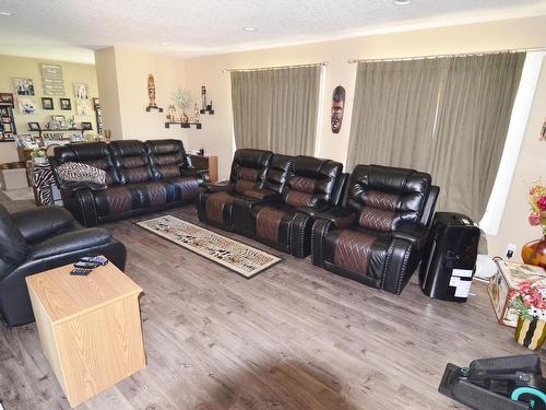 59225 Rge Rd 31, Rural Barrhead County, AB - Indoor Photo Showing Living Room