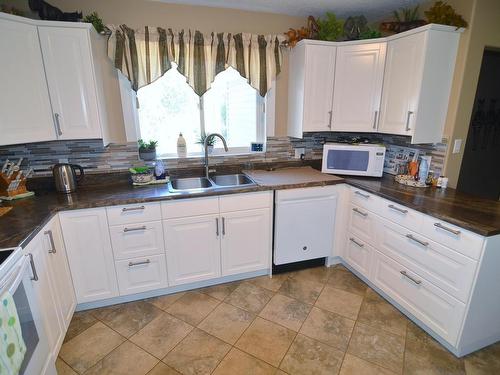 59225 Rge Rd 31, Rural Barrhead County, AB - Indoor Photo Showing Kitchen With Double Sink