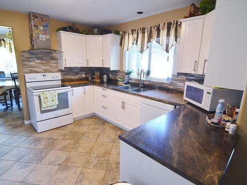 59225 Rge Rd 31, Rural Barrhead County, AB - Indoor Photo Showing Kitchen With Double Sink