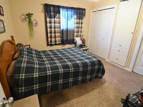 59225 Rge Rd 31, Rural Barrhead County, AB - Indoor Photo Showing Bedroom