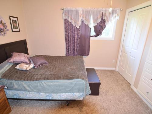 59225 Rge Rd 31, Rural Barrhead County, AB - Indoor Photo Showing Bedroom