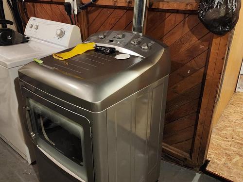 5117 48 Street, Elk Point, AB - Indoor Photo Showing Laundry Room