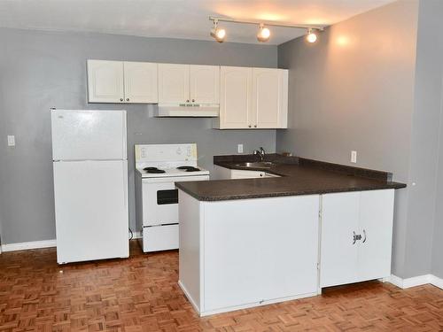 606 11025 Jasper Avenue, Edmonton, AB - Indoor Photo Showing Kitchen