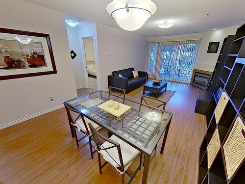 119 12110 106 Avenue Nw, Edmonton, AB - Indoor Photo Showing Living Room