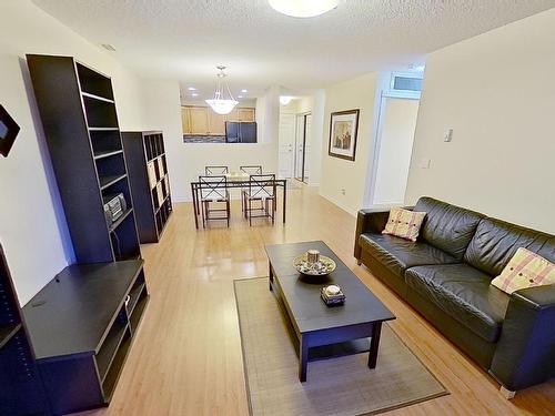 119 12110 106 Avenue Nw, Edmonton, AB - Indoor Photo Showing Living Room