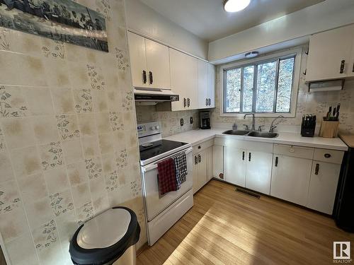 17331 Twp 592 Road, Rural Smoky Lake County, AB - Indoor Photo Showing Kitchen With Double Sink