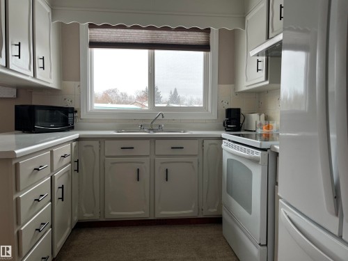 5414 Circle Drive, Elk Point, AB - Indoor Photo Showing Kitchen