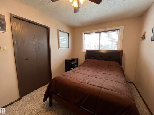 5414 Circle Drive, Elk Point, AB - Indoor Photo Showing Bedroom