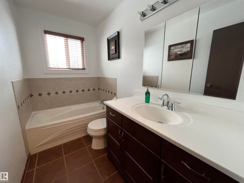 5414 Circle Drive, Elk Point, AB - Indoor Photo Showing Bathroom