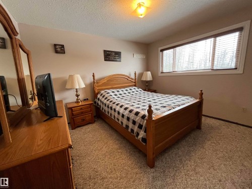 5414 Circle Drive, Elk Point, AB - Indoor Photo Showing Bedroom