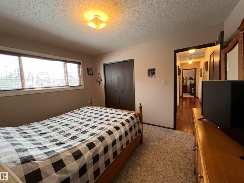 5414 Circle Drive, Elk Point, AB - Indoor Photo Showing Bedroom