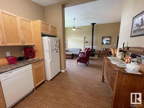 504 465044 Rge Rd 60, Rural Wetaskiwin County, AB - Indoor Photo Showing Kitchen