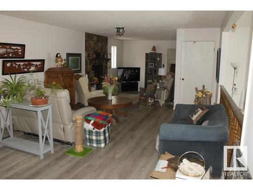 4335 53 Avenue, Tofield, AB - Indoor Photo Showing Living Room