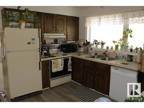 4335 53 Avenue, Tofield, AB - Indoor Photo Showing Kitchen With Double Sink