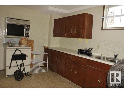 4335 53 Avenue, Tofield, AB - Indoor Photo Showing Kitchen With Double Sink