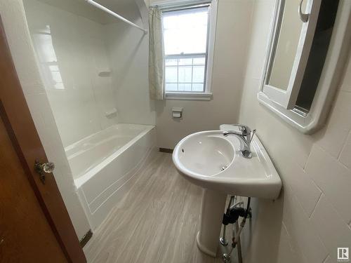 10643 105 Street, Edmonton, AB - Indoor Photo Showing Bathroom