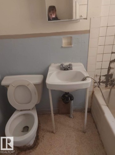 11206 85 Street, Edmonton, AB - Indoor Photo Showing Bathroom