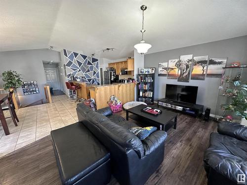 9637/9635 109A Avenue, Edmonton, AB - Indoor Photo Showing Living Room