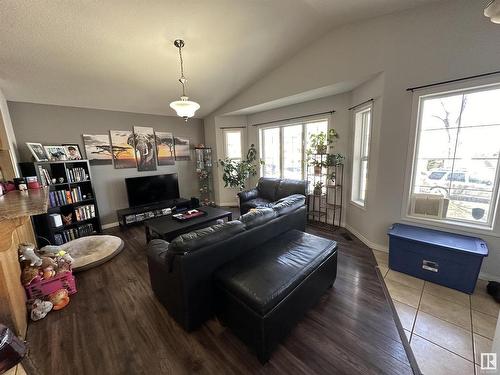 9637/9635 109A Avenue, Edmonton, AB - Indoor Photo Showing Living Room