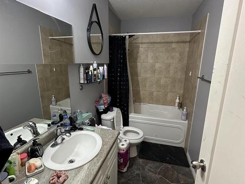 9637/9635 109A Avenue, Edmonton, AB - Indoor Photo Showing Bathroom