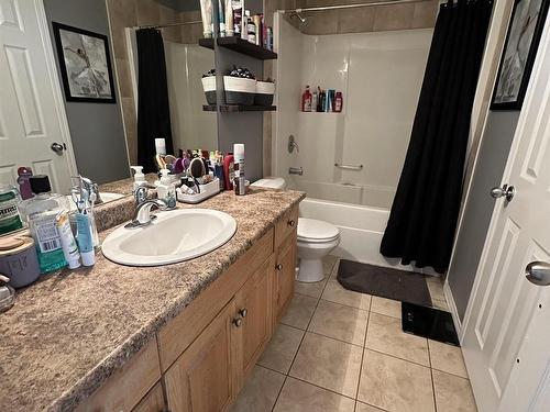 9637/9635 109A Avenue, Edmonton, AB - Indoor Photo Showing Bathroom