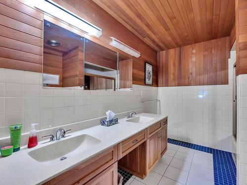 14116 95 Avenue, Edmonton, AB - Indoor Photo Showing Bathroom