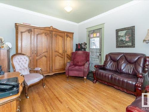 4518 51 Avenue, Leduc, AB - Indoor Photo Showing Living Room