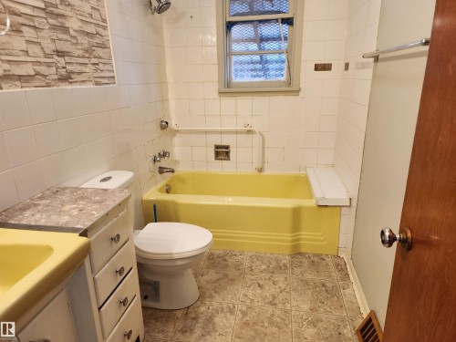 25 1St Street, Derwent, AB - Indoor Photo Showing Bathroom