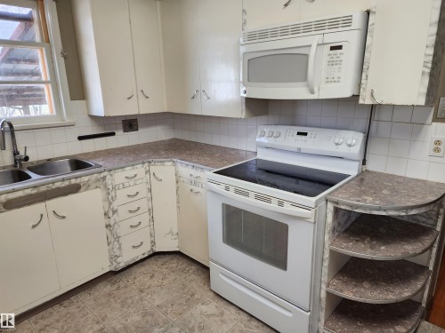 25 1St Street, Derwent, AB - Indoor Photo Showing Kitchen With Double Sink