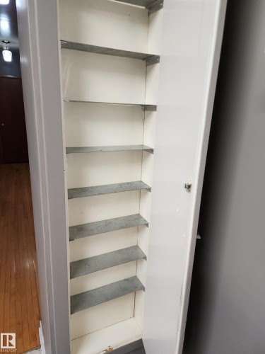25 1St Street, Derwent, AB - Indoor With Storage